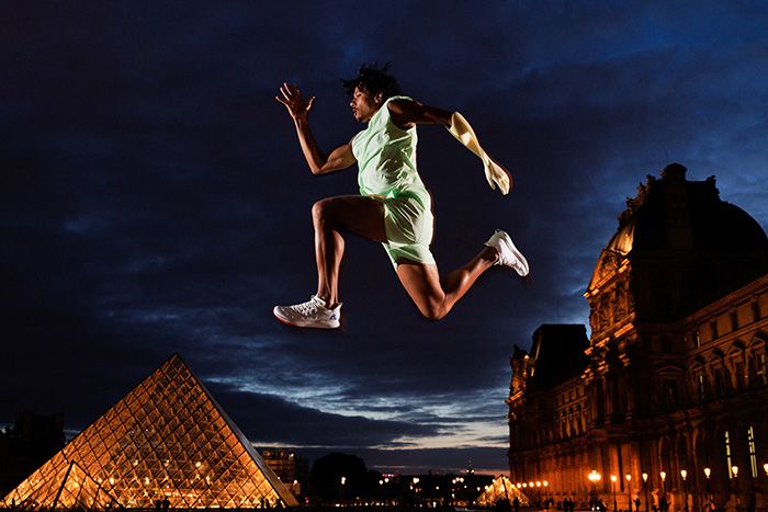 L’athlète paralympique de triple saut Arnaud Assoumani pose devant la Pyramide du Louvre conçue par Ieoh Ming Pei, le 20 avril 2024. Franck FIFE / AFP